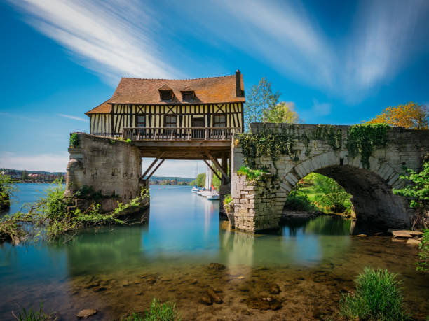 The Old mill on the broken bridge, Vernon, Normandy, France Vernon is a commune in the department of Eure in the Normandy region in northern France. giverny stock pictures, royalty-free photos & images