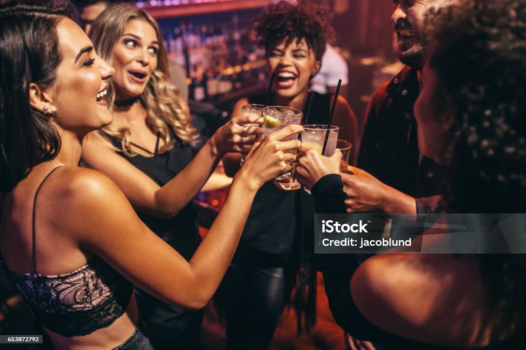 Grupo de amigos de fiesta en una discoteca - Foto de stock de Fiesta libre de derechos