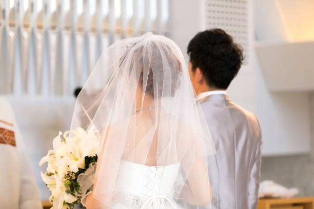 버진 로드 걷고 신랑과 행복 한 신부 - 결혼 의식 뉴스 사진 이미지