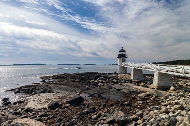 marshall point light sulla costa di port clyde, maine. - lighthouse new england maine marshall point lighthouse foto e immagini stock