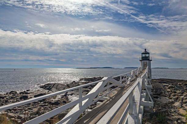 marshall point light sulla costa di port clyde, maine. - sea new england marshall point lighthouse lighthouse foto e immagini stock