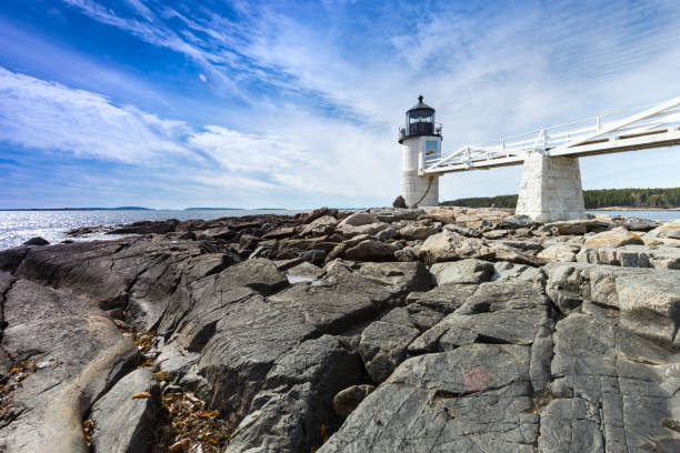 marshall point light sulla costa di port clyde, maine. - lighthouse new england maine marshall point lighthouse foto e immagini stock