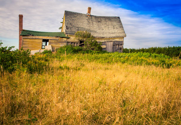 istock sagging roof on an abandon house 653879922