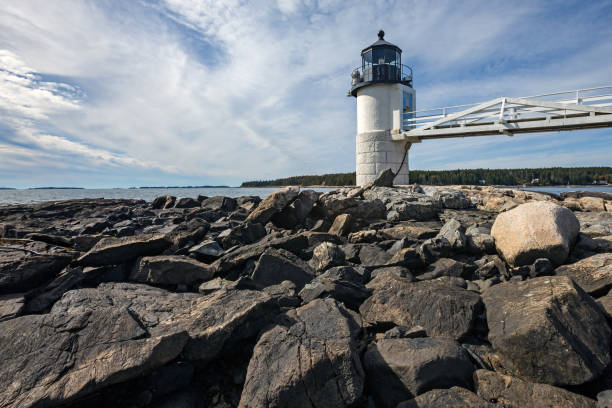 marshall point light sulla costa di port clyde, maine. - lighthouse marshall point lighthouse beacon maine foto e immagini stock