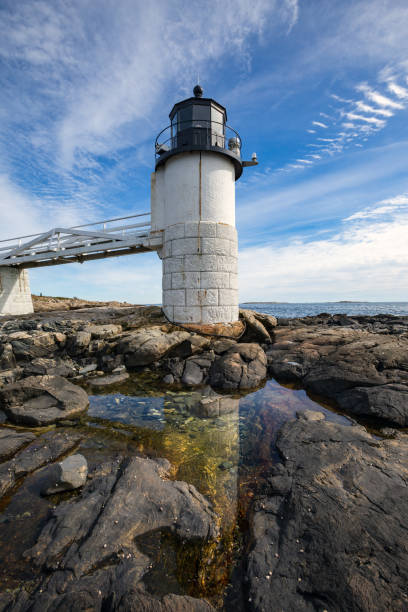 marshall point light sulla costa di port clyde, maine. - lighthouse marshall point lighthouse beacon maine foto e immagini stock