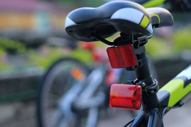 licht auf der rückseite fahrrad auf straße hintergrund - reflektor stock-fotos und bilder