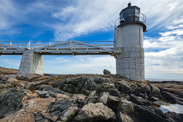 маршалл-пойнт-лайт на побережье порт-клайда, штат мэн. - lighthouse marshall point lighthouse beacon maine стоковые фото и изображения