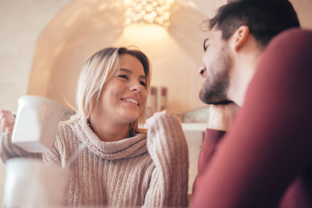 pareja amorosa romántica tomando café, tener una cita en el café. citas, amor, relaciones - whispering couple discussion smiling fotografías e imágenes de stock