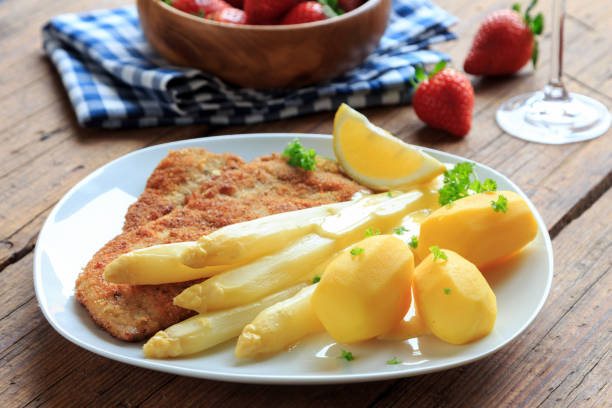 schnitzel und salzkartoffeln spargel mit - essen und photos et images de collection