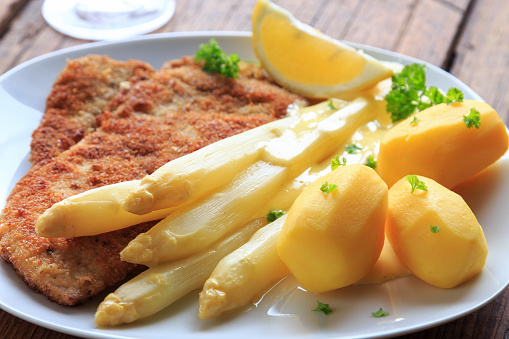 Asparagus with schnitzel and boiled potatoes