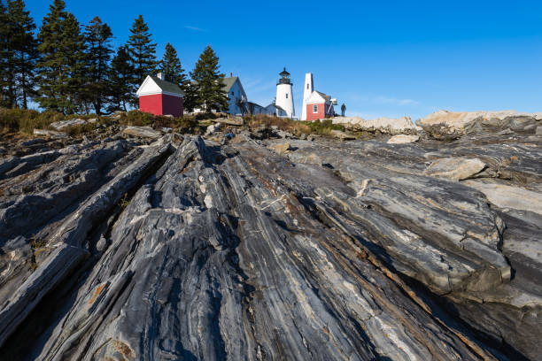 latarnia morska pemaquid point na atlantyckim wybrzeżu maine - maine lighthouse pemaquid peninsula pemaquid point lighthouse zdjęcia i obrazy z banku zdjęć