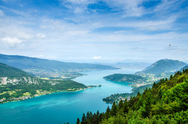 lac d ' annecy in frankreich gesehen von einem aussichtspunkt an einem sommertag mit blauem himmel fotografiert - mountain mountain range landscape france stock-fotos und bilder