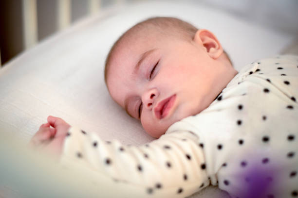 hija dormida - simplicity purity joy new life fotografías e imágenes de stock