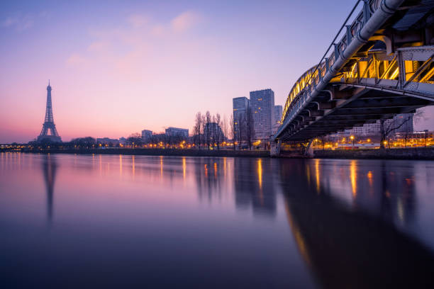 vista da cidade de paris com a torre eiffel durante a hora azul antes do amanhecer. a ponte de rouelle é à direita. - paris france panoramic seine river bridge - fotografias e filmes do acervo