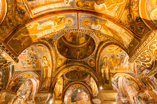 cappadoce, turquie - 19 mai 2013 : fresques et l’architecture de l’église sombre en cappadoce, turquie. église de dark est l’un du rocher coupé des églises construites au xie siècle et ses fresques représentent des scènes bibliques. - goreme photos et images de collection