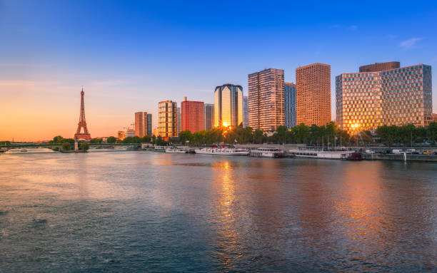 paisagem urbana de paris por do sol do pont mirabeau - paris france panoramic seine river bridge - fotografias e filmes do acervo