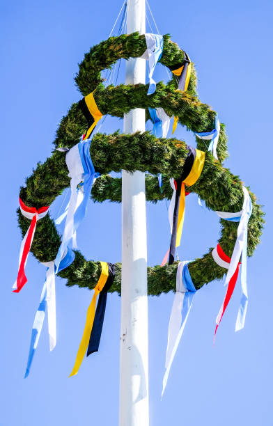 典型的なバイエルンメイポール - bavaria austria blue celebration ストックフォトと画像