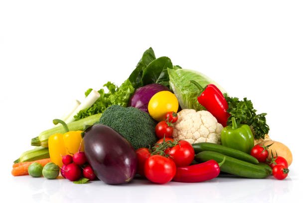 pila de verduras frescas - cauliflower vegetable white isolated fotografías e imágenes de stock