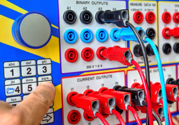 moderne elektronische gerät für relais schutzprüfung - control instrument of measurement automatic electronics industry stock-fotos und bilder