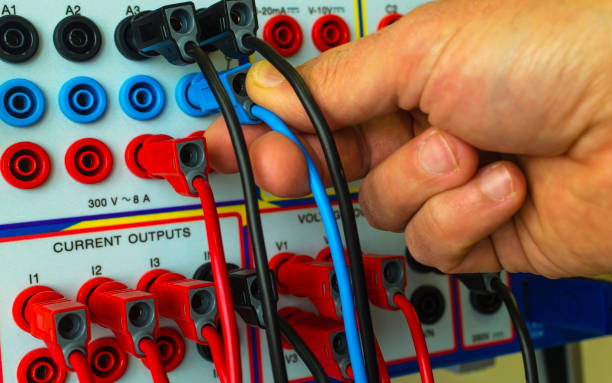 moderne elektronische gerät für relais schutzprüfung - control instrument of measurement automatic electronics industry stock-fotos und bilder