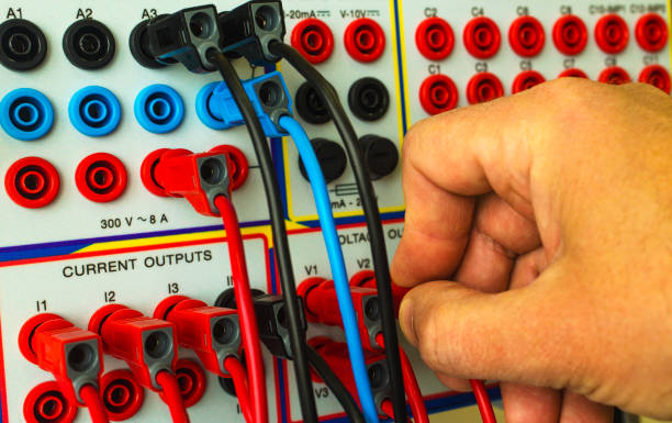 moderne elektronische gerät für relais schutzprüfung - control instrument of measurement automatic electronics industry stock-fotos und bilder