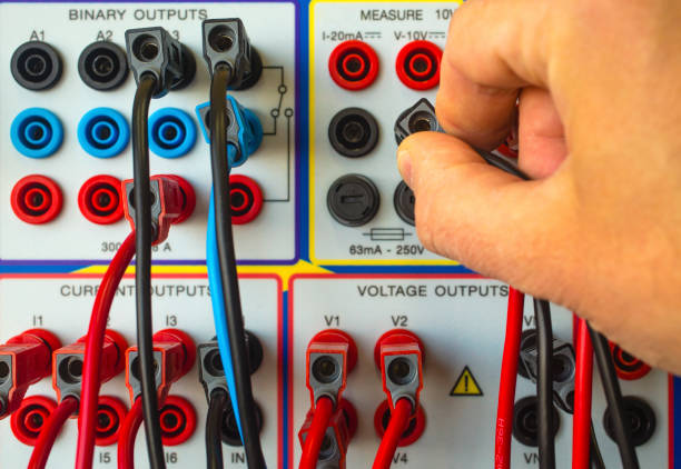 moderne elektronische gerät für relais schutzprüfung - control instrument of measurement automatic electronics industry stock-fotos und bilder