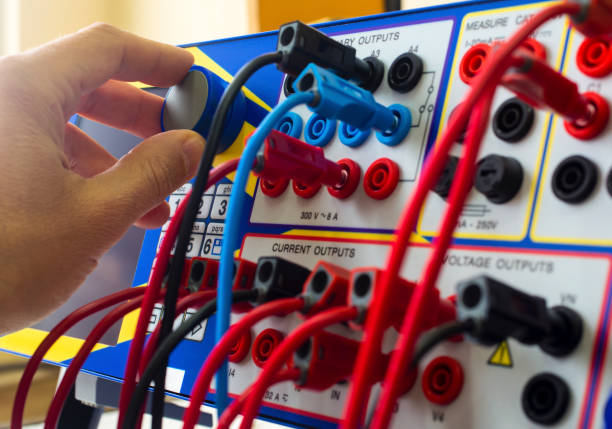 moderne elektronische gerät für relais schutzprüfung - control instrument of measurement automatic electronics industry stock-fotos und bilder