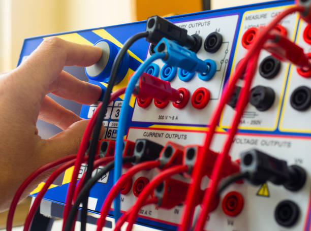 moderne elektronische gerät für relais schutzprüfung - control instrument of measurement automatic electronics industry stock-fotos und bilder