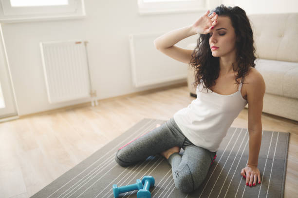 évanouissement peut s’exercer sans l’apport suffisant en glucides - intake photos et images de collection