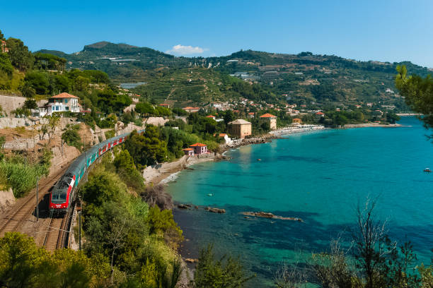 atteindre la riviera français - ligurian sea photos et images de collection