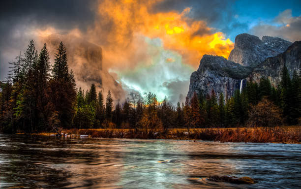 brillante puesta de sol en la vista del valle de yosemite - yosemite national park winter waterfall california fotografías e imágenes de stock