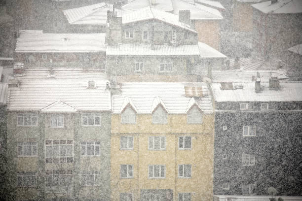 istock houses and snowing 653937748