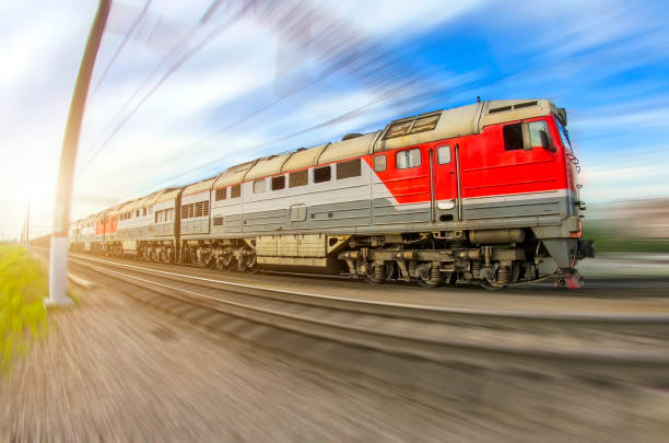 locomotora largo tren de carga paseos en tren de velocidad - railroad spikes fotografías e imágenes de stock