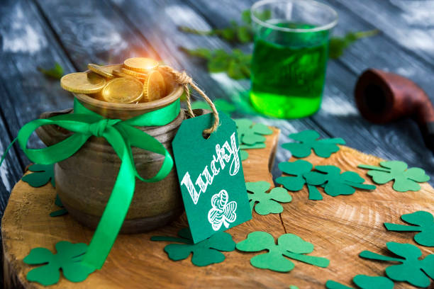 pot of gold, shamrocks, card lucky, pipe, ale on stump - leprechaun holiday imagens e fotografias de stock