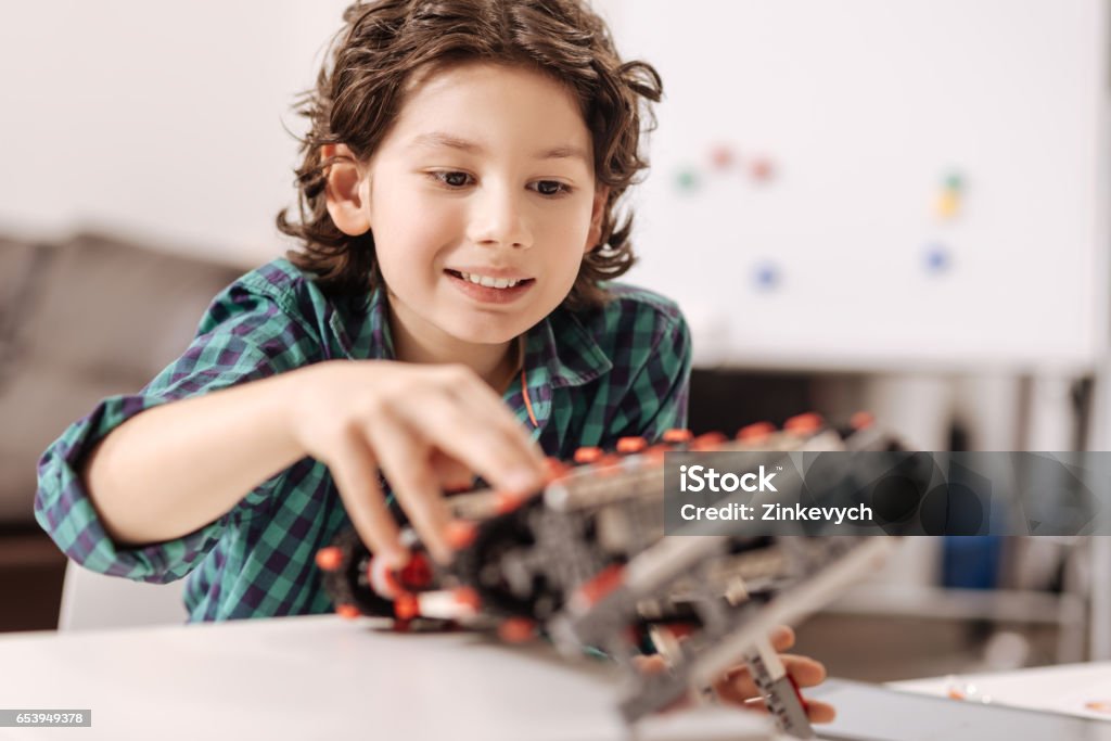 Involucrados niño jugando con el ciber robot en el estudio - Foto de stock de Adulto joven libre de derechos