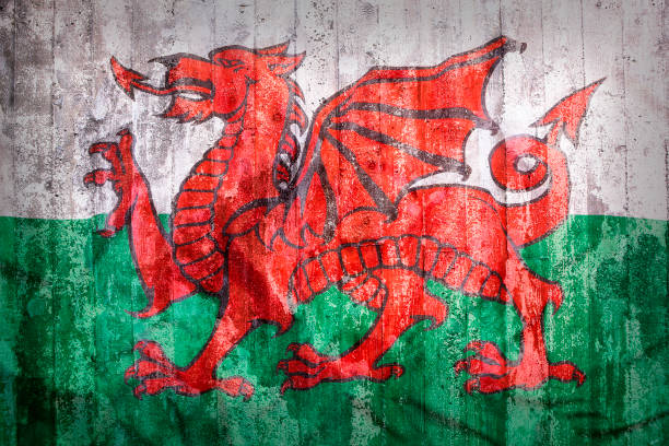 grunge style of wales flag on a brick wall - welsh flag grunge dirty bad condition imagens e fotografias de stock