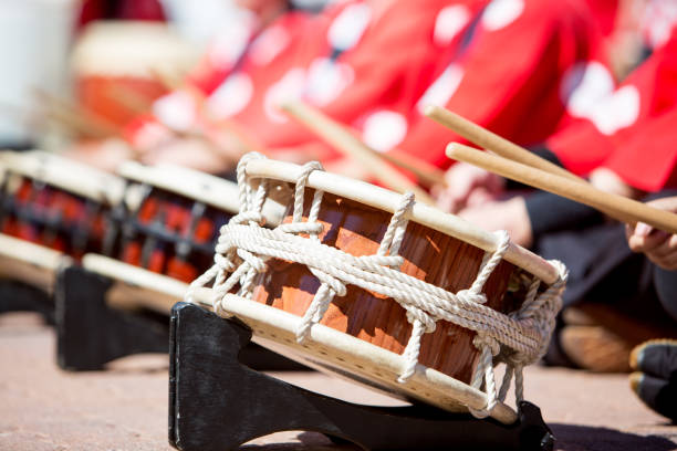 japanische taiko-trommeln gespielt wird - taiko drum stock-fotos und bilder