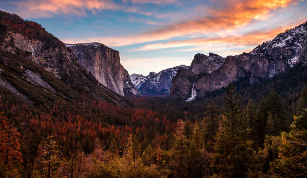 istock Winter Morning Colors on Yosemite Valley 653968070
