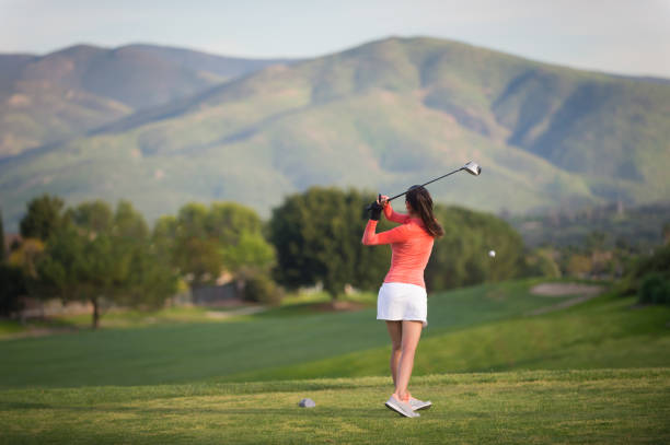 młode latynoskie kobiety grające w golfa - golf women female concentration zdjęcia i obrazy z banku zdjęć