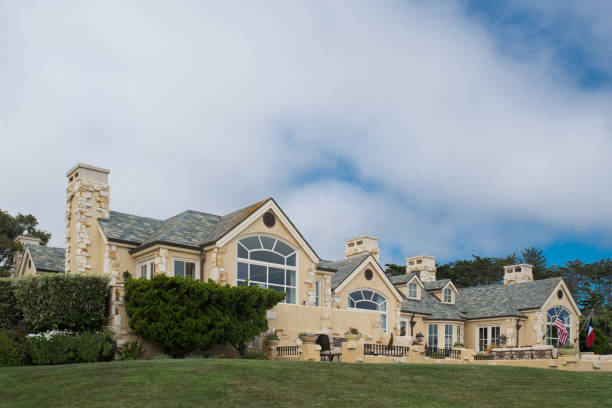 поле для гольфа пеббл-бич - pebble beach california golf golf course carmel california стоковые фото и изображения