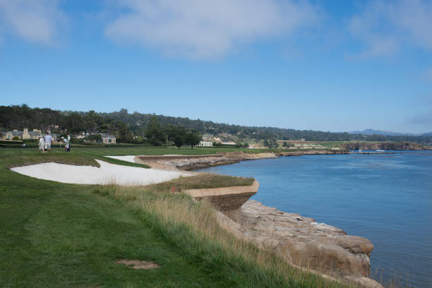 campo de golfe de pebble beach - pebble beach california golf golf course carmel california - fotografias e filmes do acervo