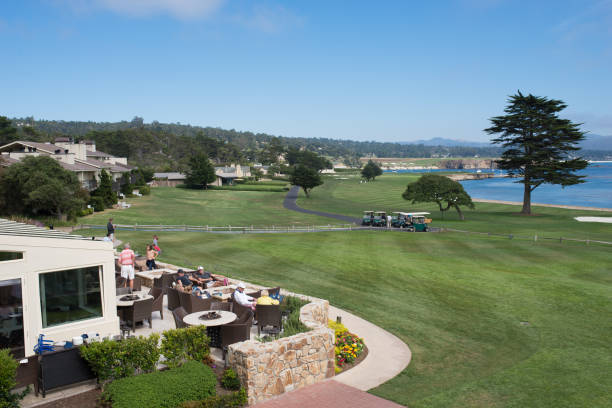 поле для гольфа пеббл-бич - pebble beach california golf golf course carmel california стоковые фото и изображения