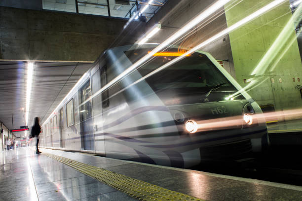 sao paulo subway train leaving the plataform station at tatuapé - underground imagens e fotografias de stock