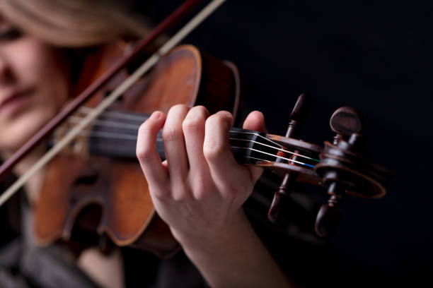 closeup of a violinist's hand playing - folk music imagens e fotografias de stock