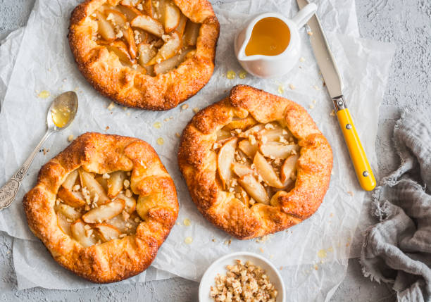 torta rustica di pera caramellata su sfondo grigio, vista dall'alto. semplice dessert delizioso - pie apple dessert baked foto e immagini stock