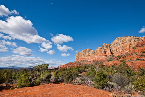 istock Lee Mountain - Sedona's Southern Sentinel 654000920