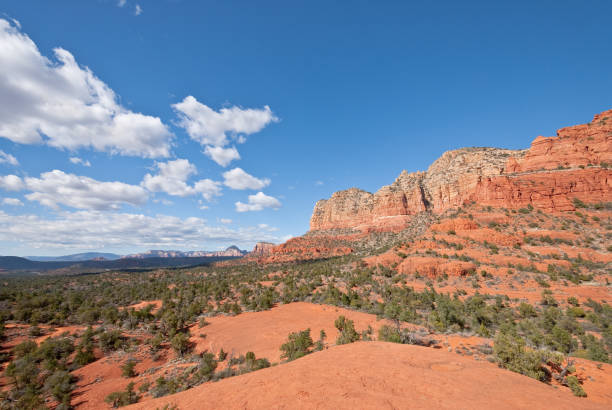 istock Lee Mountain - Sedona's Southern Sentinel 654003242