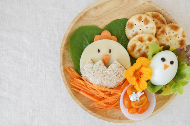 oster-küken-mittagessen, lustige essen kunst für kinder - baby chicken eggs young bird easter stock-fotos und bilder