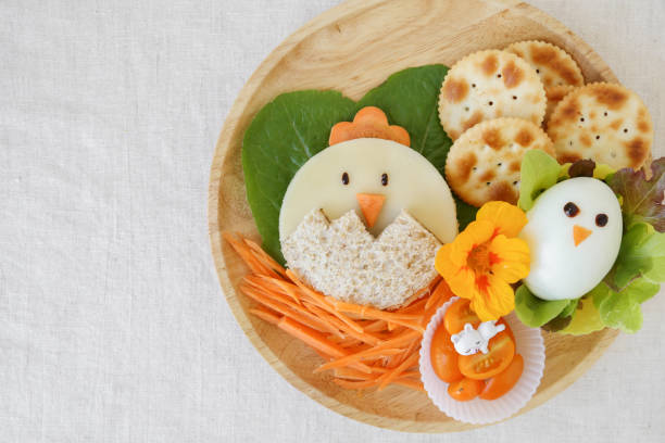 pranzo di pasqua, divertente arte alimentare per i bambini - baby chicken young bird easter bird foto e immagini stock