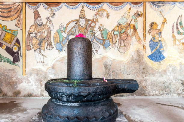 czarny lingam i stara pomalowana ściana, świątynia brihadeshwara, thanjavur (tanjore), indie - lingam zdjęcia i obrazy z banku zdjęć